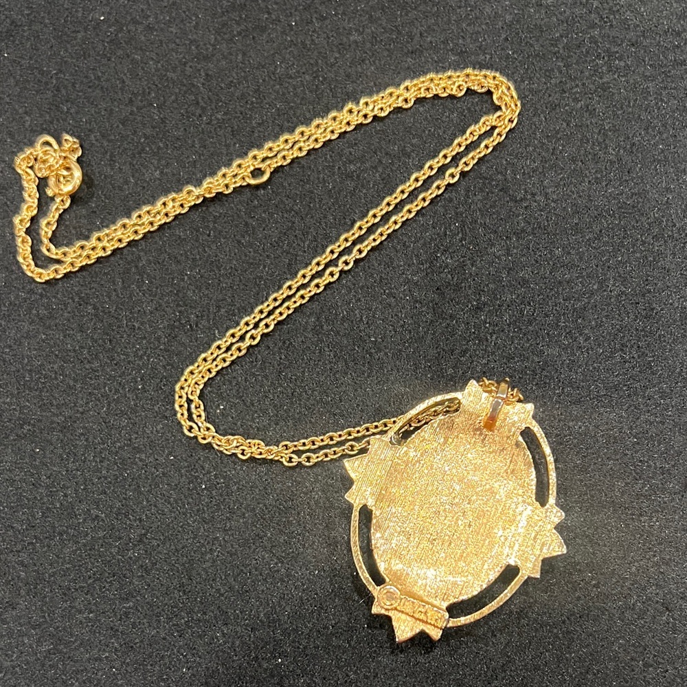 Sarah Coventry Gold Tone Rose Medallion Pendant Necklace with Pink Accent - Picture 4 of 4